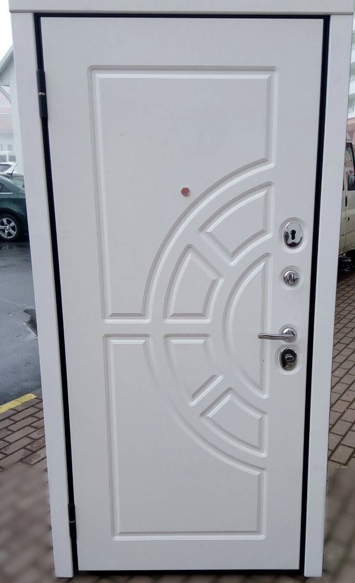 Белые двери.
Нестандартные металлические двери.

